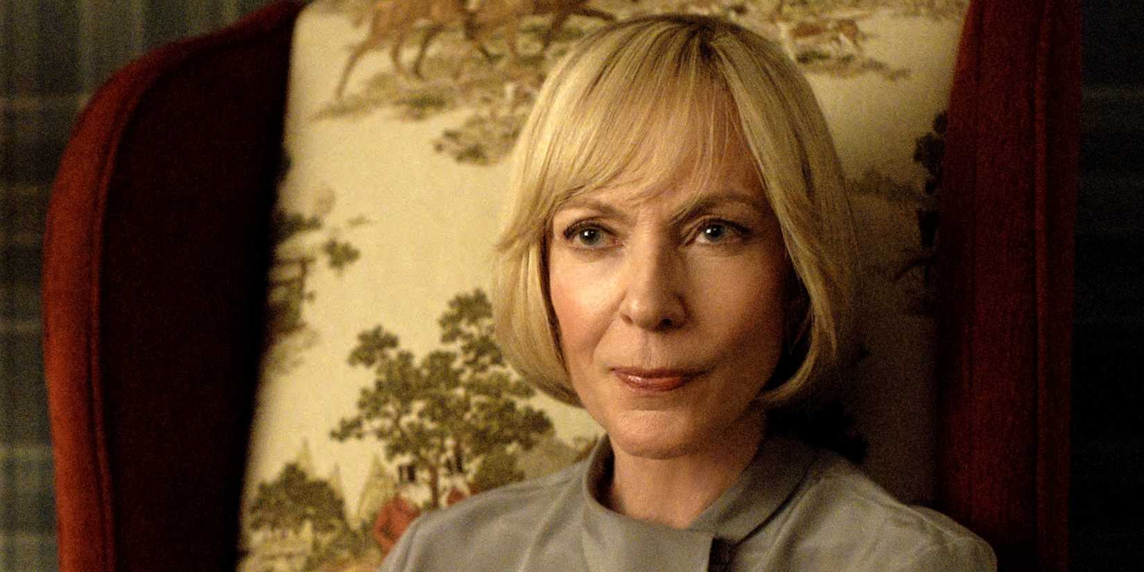 Allison Janney sebagai Presiden Grace Penn duduk di kursi dan menantikan The Diplomat Musim 3