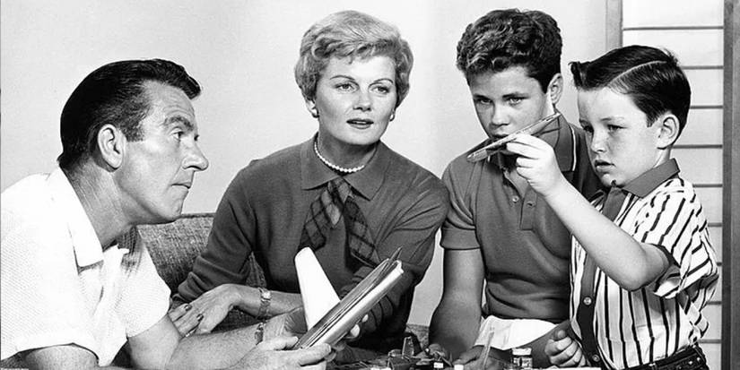 Ward (Hugh Beaumont), June (Barbara Billingsley) dan Wally (Tony Dow) terlihat melihat Beaver (Jerry Mathers) memegang mainan di Leave It to Beaver.