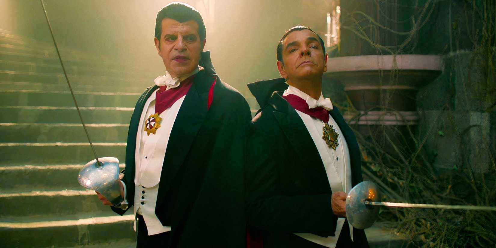 Daniel Raymont and Eugenio Derbez as Bela Lugosi and Carlos Villarías holding fencing swords in 'Y Llegaron De Noche'