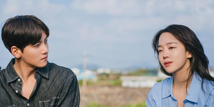 Ji Chang-wook looking at Shin Hye-sun while they sit outside in Welcome to Samdal-ri