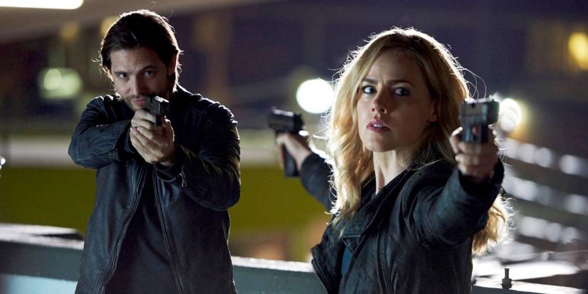 James Cole (Aaron Stanford) and Cassie Railly (Amanda Schull) pointing guns in '12 Monkeys'