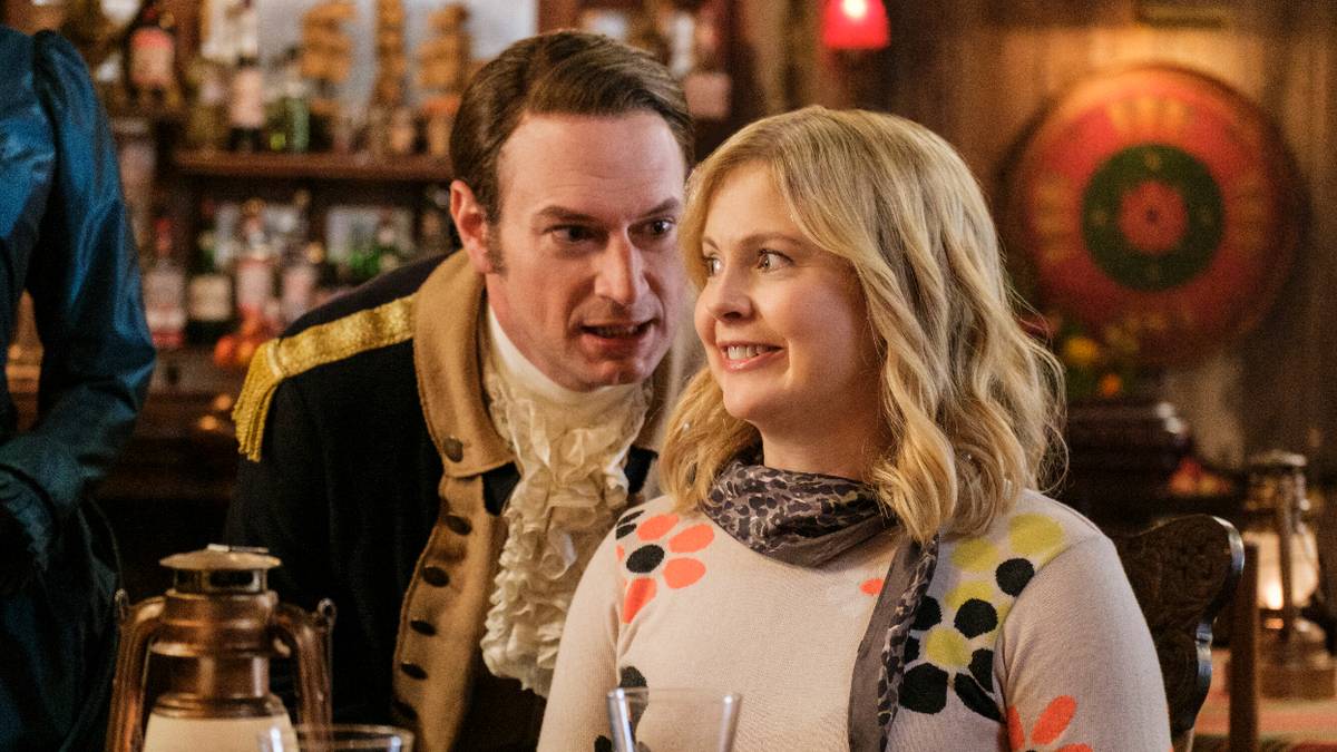 ‘Ghosts’ Star Teases New Holiday Possession in Season 5's Christmas ...