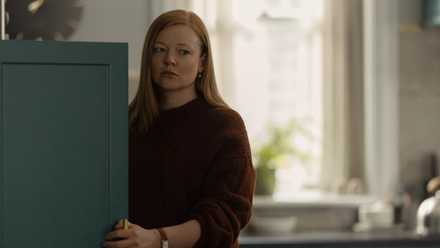 Marissa en la cocina abriendo el refrigerador y viendo a alguien en All Her Fault.