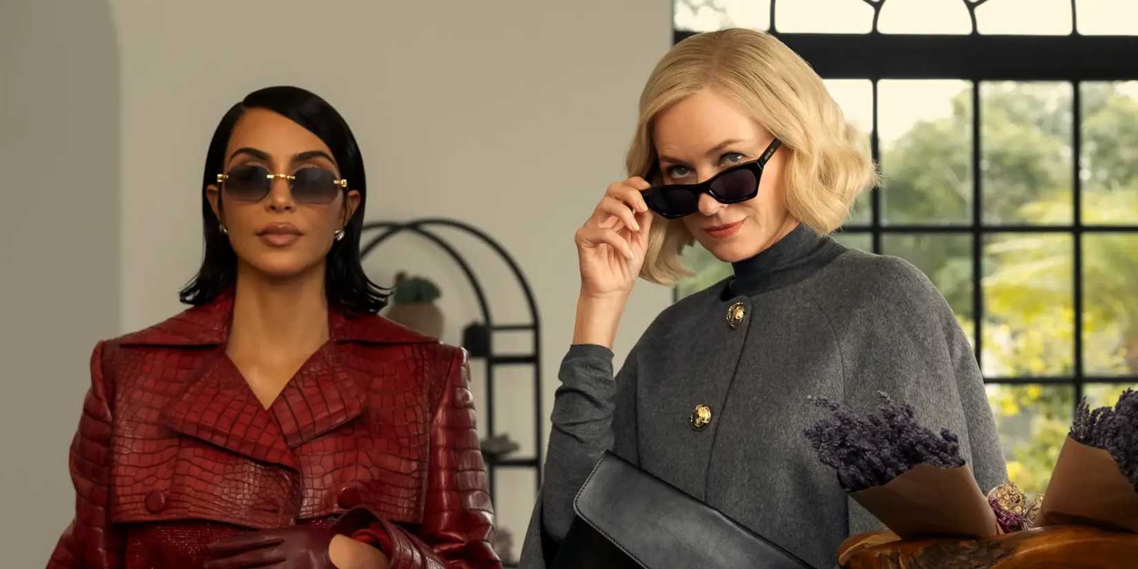 Kim Kardashian e Naomi Watts em cena da série All's Fair.