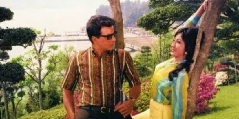 Dharmendra looking at a woman in Ankhen