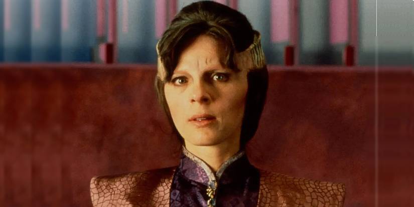 Mira Furlan dans le rôle de Delenn, perplexe dans Babylon 5.
