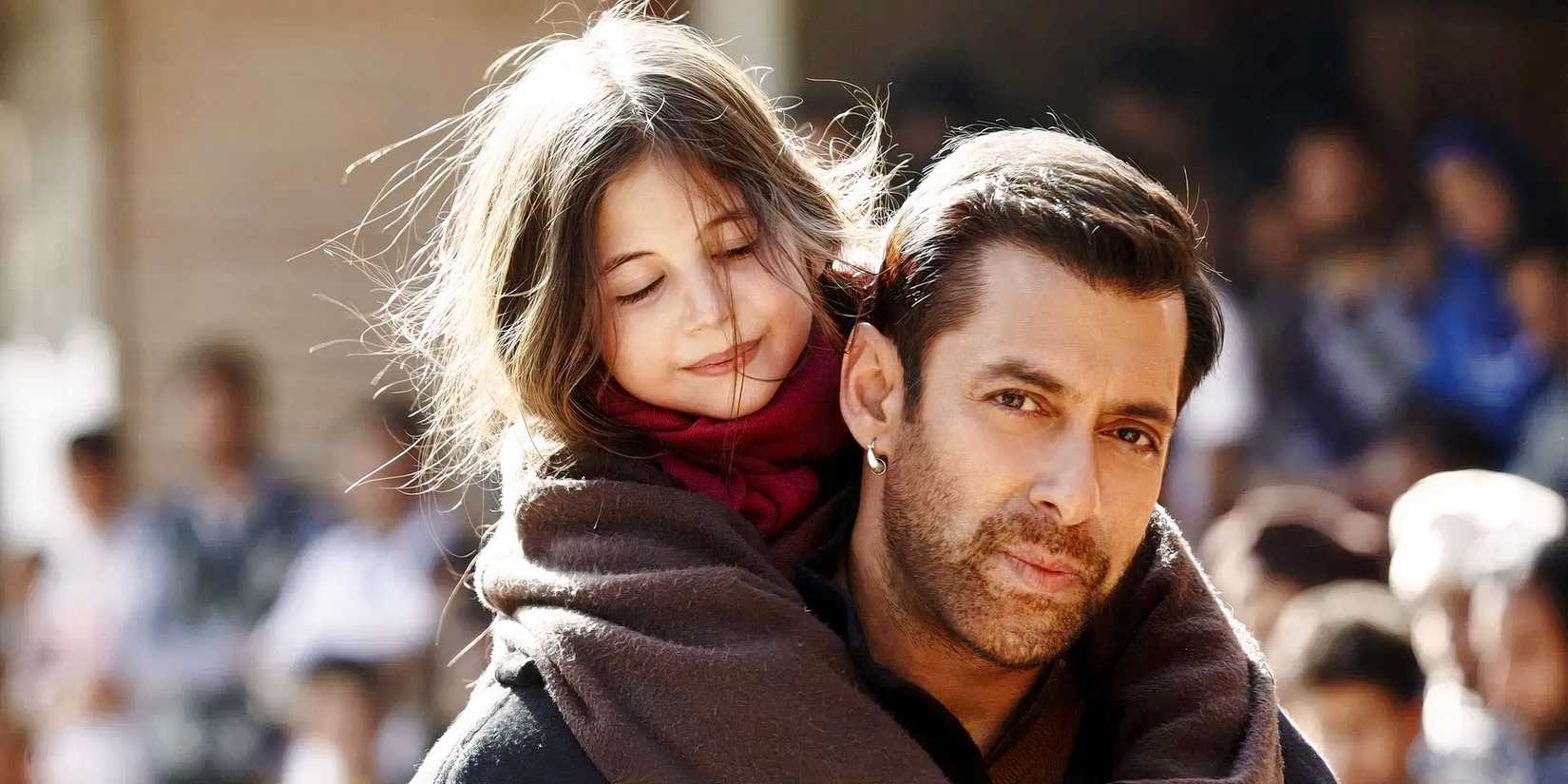 Salman Khan as Bajarangi carring a young girl on his back in 'Bajarangi Bhaijaan' (2015)