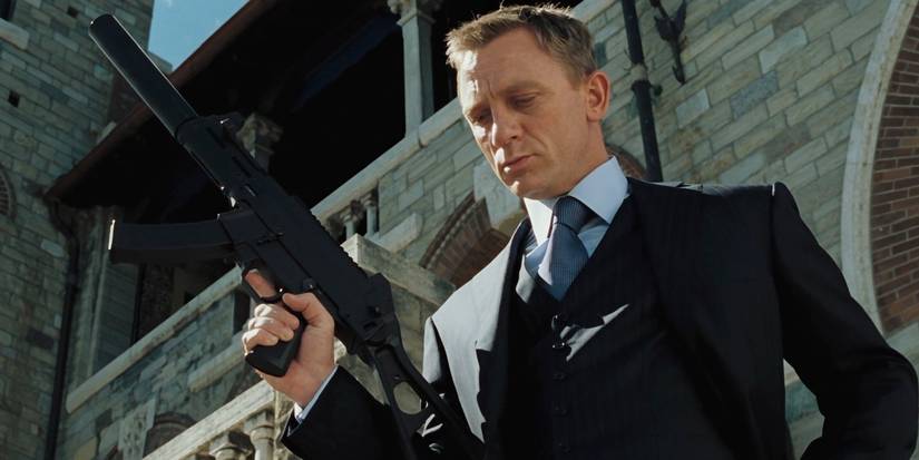 Daniel Craig with a gun looking down in Casino Royale