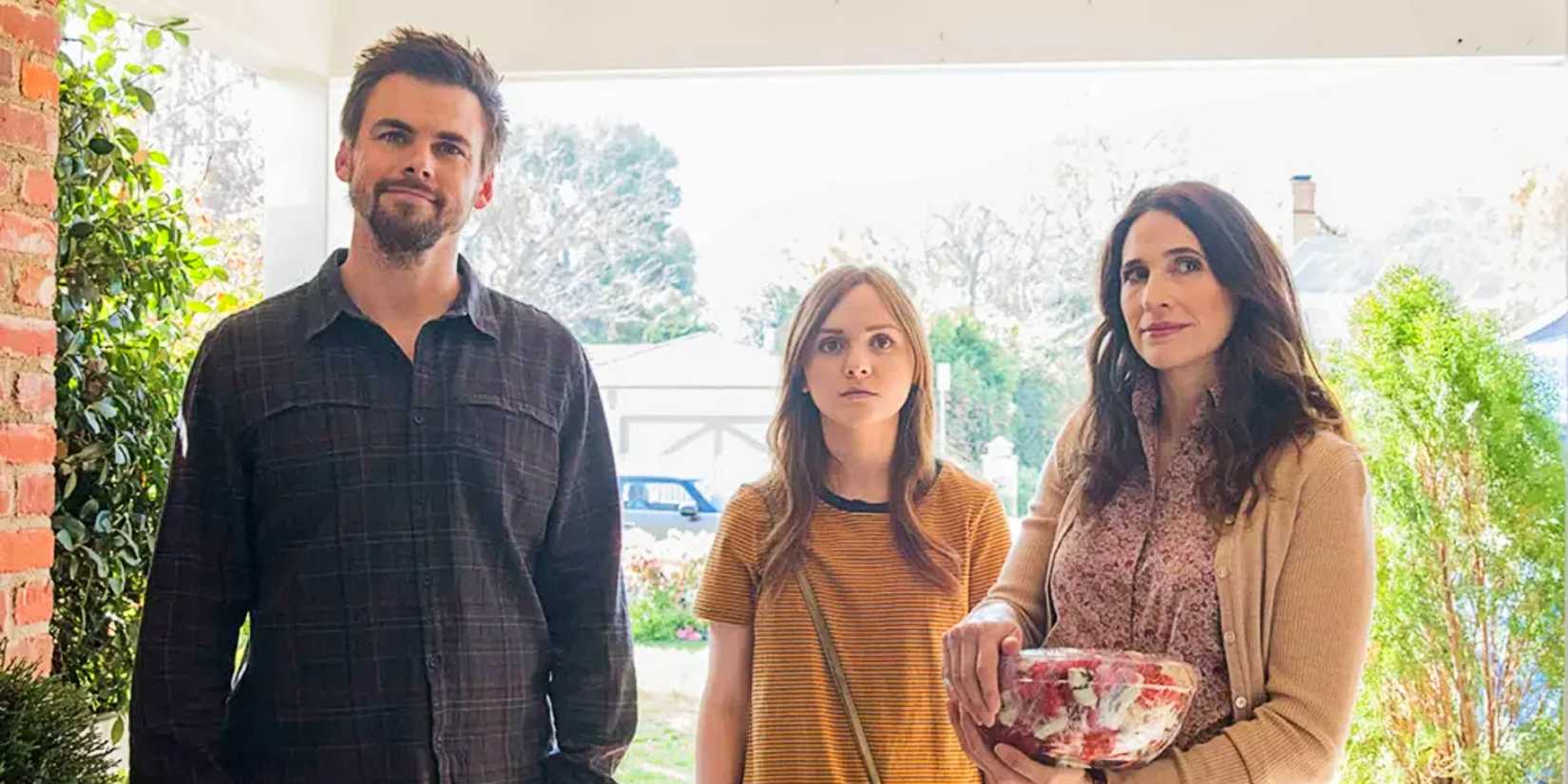 Alex Cole, Valerie Meyers, and Laura Meyers standing on a doorstep in Casual Season 1