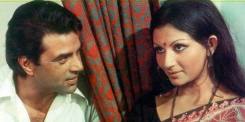 Dharmendra looking at a woman in Chupke-Chupke