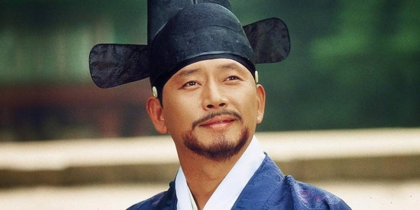 Jun Kwang-ryul as Hur Jun in Hur Jun smiling proudly