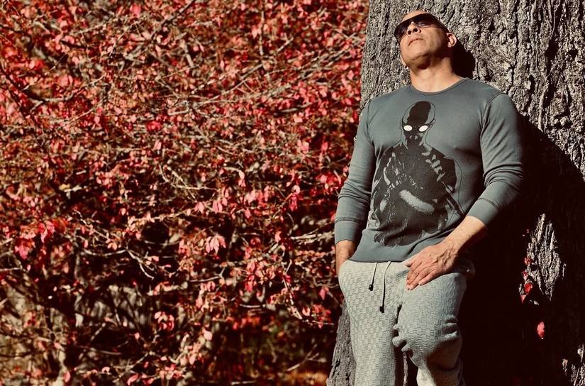 Vin Diesel posando con una camiseta de Riddick