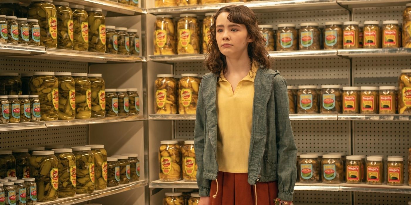 Clara Stack and Lilly Bainbridge at the grocery store with shelves full of jars in IT: Welcome to Derry.