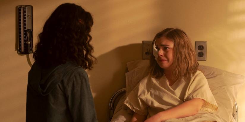 Matilda Lawler as Marge in the hospital while Clara Stack as Lilly visits her in IT: Welcome to Derry