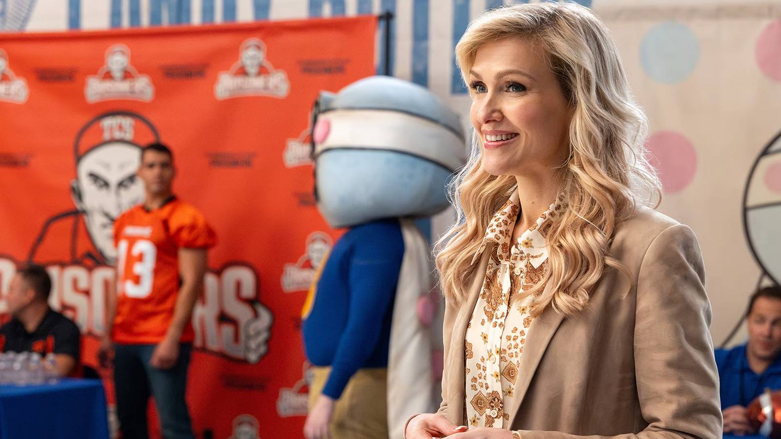 Jenn Lyon in Media Day episode of NBC's Stumble
