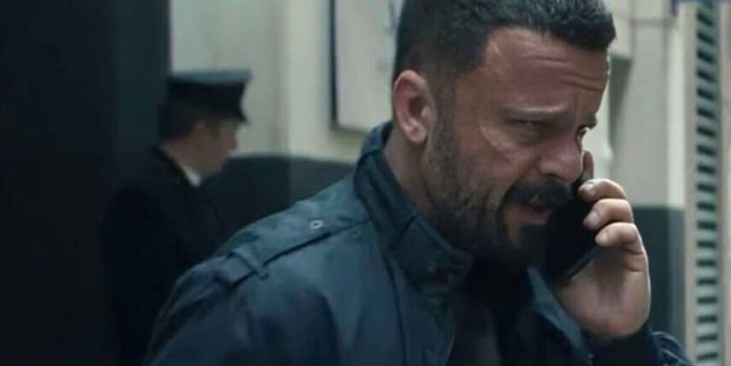 Joris Jarsky sebagai Trevor Saropian berbicara di telepon di Reacher.