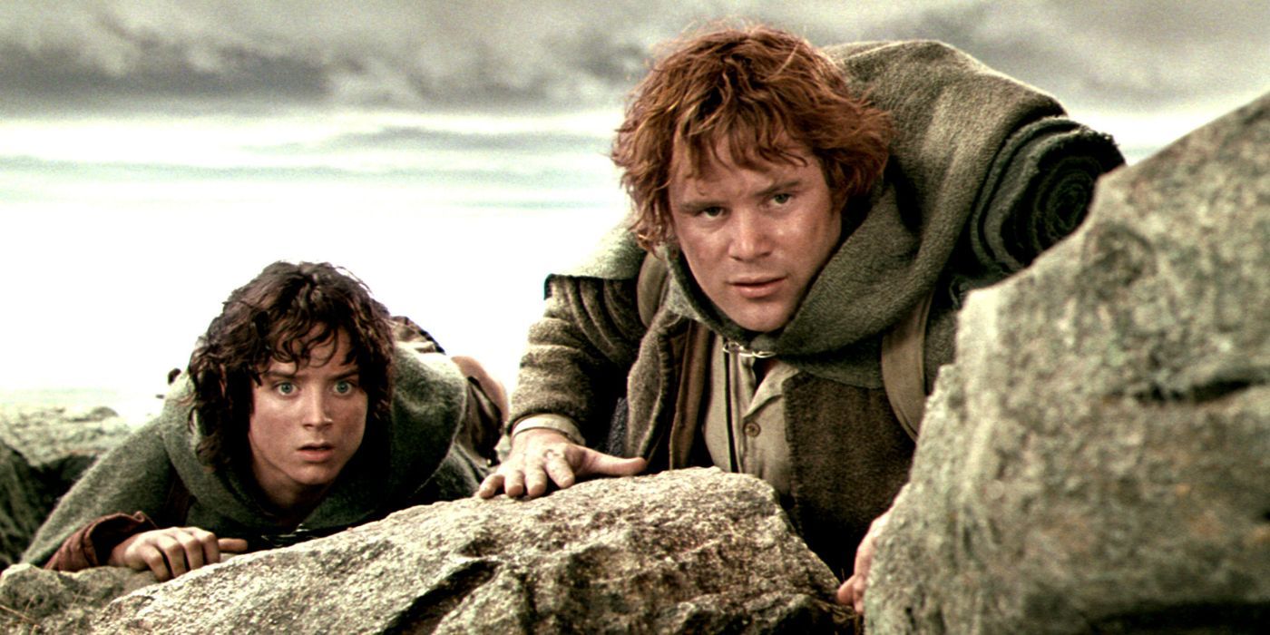Sam and Frodo hiding behind a rock