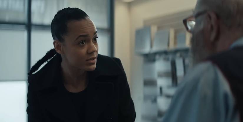 Frances Neagley (Maria Sten) distracting a post officer in 'Reacher'