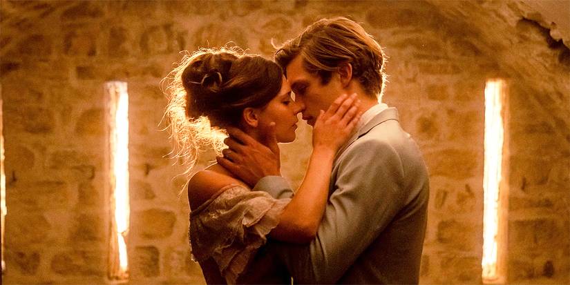 Harriet Herbig-Matten and Damian Hardung kissing in Maxton Hall