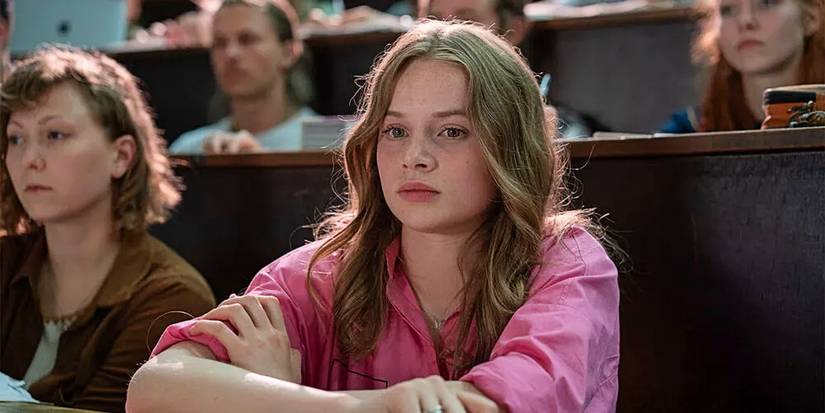 Mia Akurlund sitting in a lecture hall and zoning out in Biohackers.