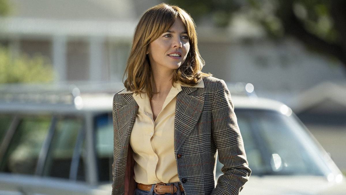 Ophelia Lovibond's Joyce with her hands in her pockets in Minx