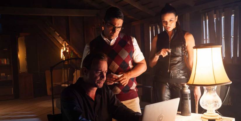 The cast as archetypes looking at a laptop in NCIS Season 23, Episode 6 "Page-turner".