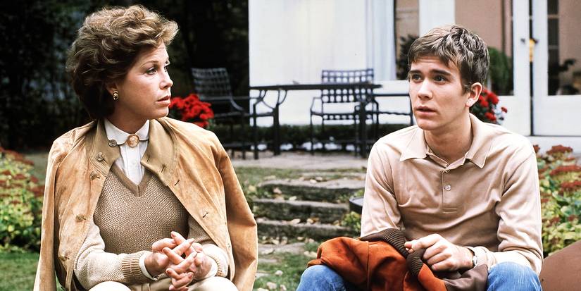 Beth and Conrad sit together outside in Ordinary People.