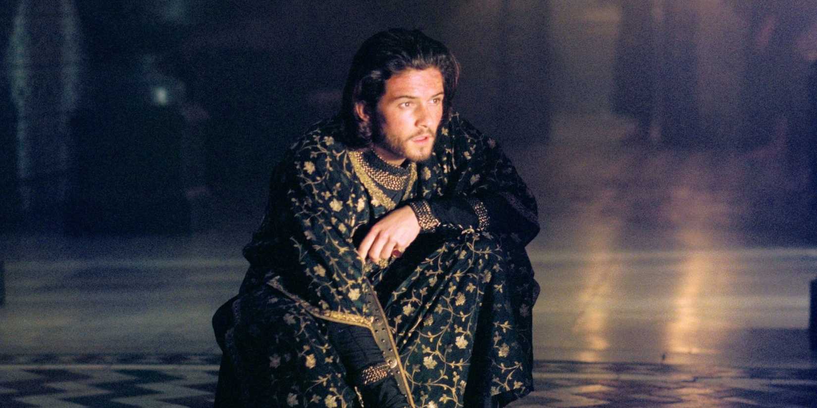 Orlando Bloom kneeling in a throne room in Kingdom of Heaven (2005)