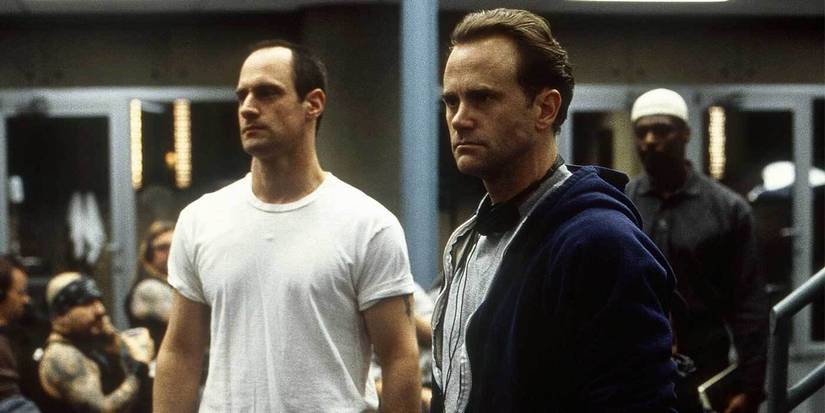 Christopher Meloni berdiri di tengah kerumunan di Oz bersama Scott William Winters