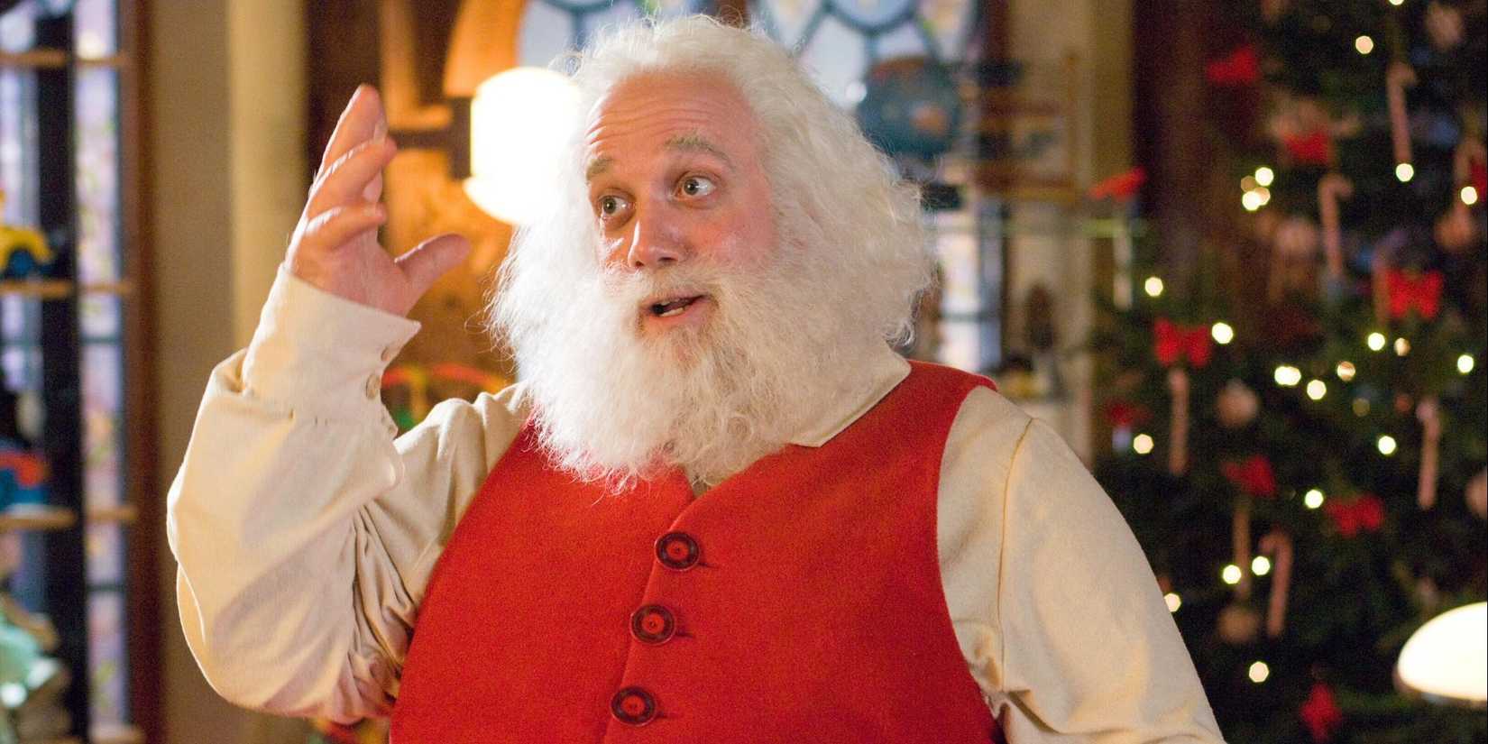 Paul Giamatti as Santa talking and gesturing in Fred Claus.
