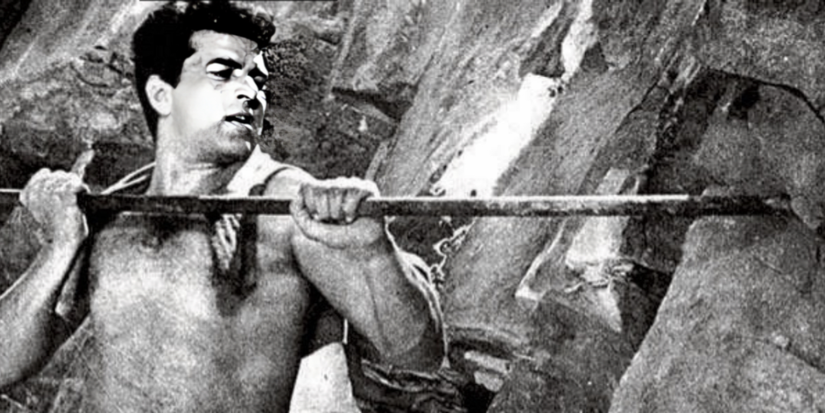 Dharmendra holding a stick in Phool-Aur-Patthar