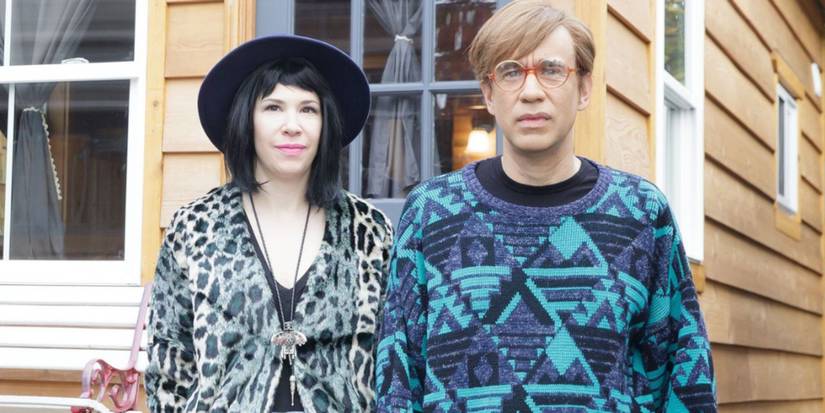 Fred Armisen and Carrie Brownstein stand outside together in Portlandia. 