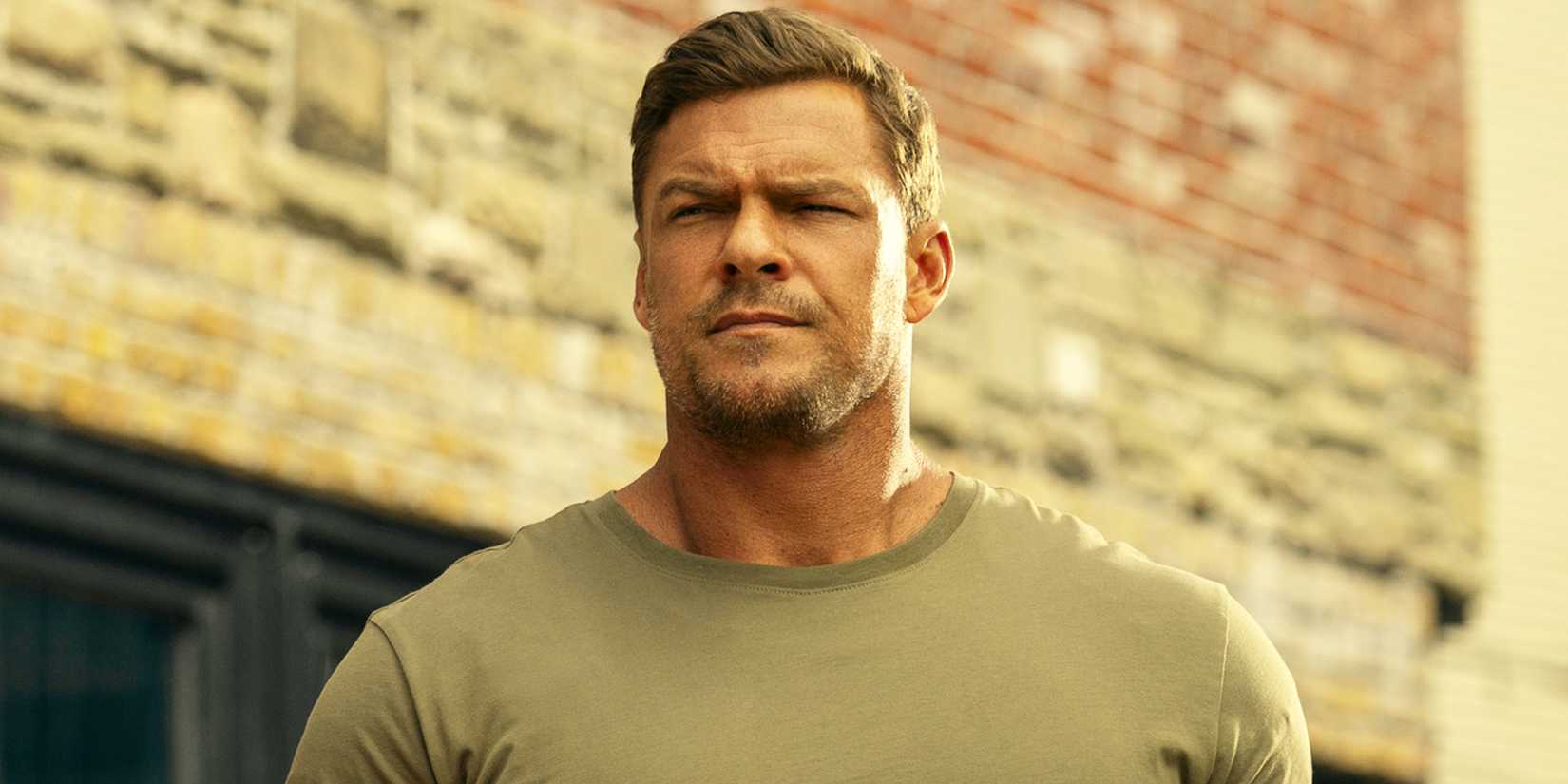 Alan Ritchson as Jack Reacher in Reacher