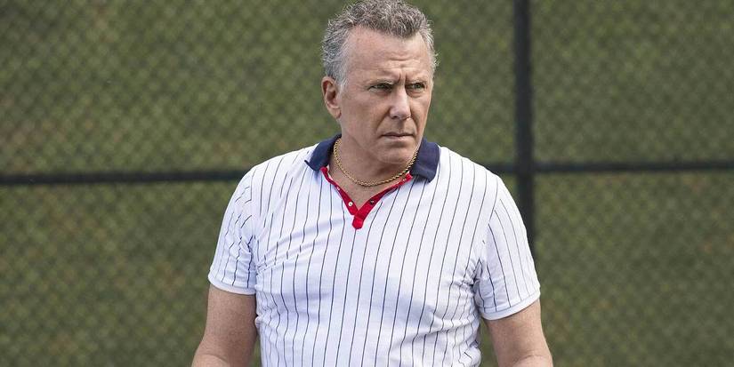 Paul Reiser tampak intens di lapangan tenis di Red Oaks