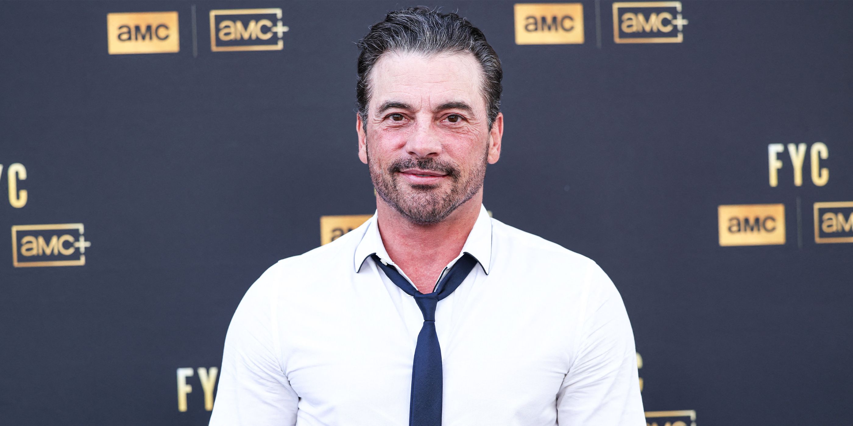 Skeet Ulrich smiling on the red carpet 