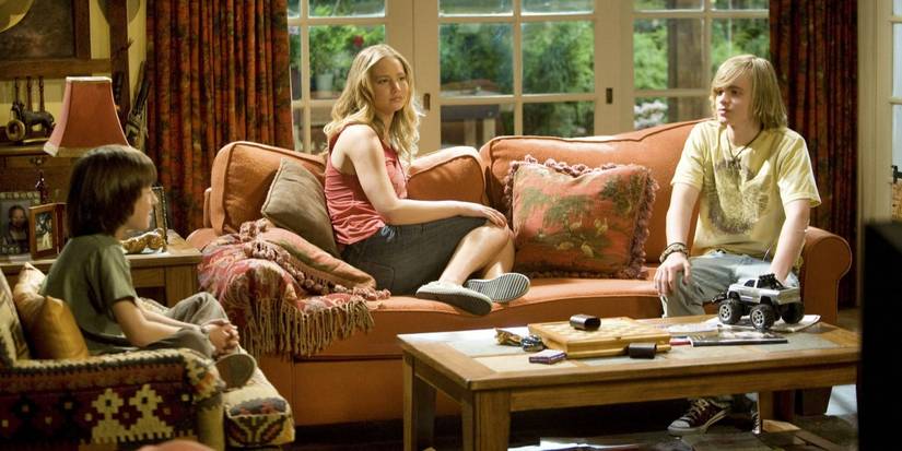 Syler Gisondo, Jennifer Lawrence, Graham Patrick Martin dalam sebuah adegan dari Pertunjukan Bill Engvall