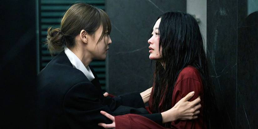 Jeon So-nee and Lee You-mi holding each others arms and talking in As You Stood By.