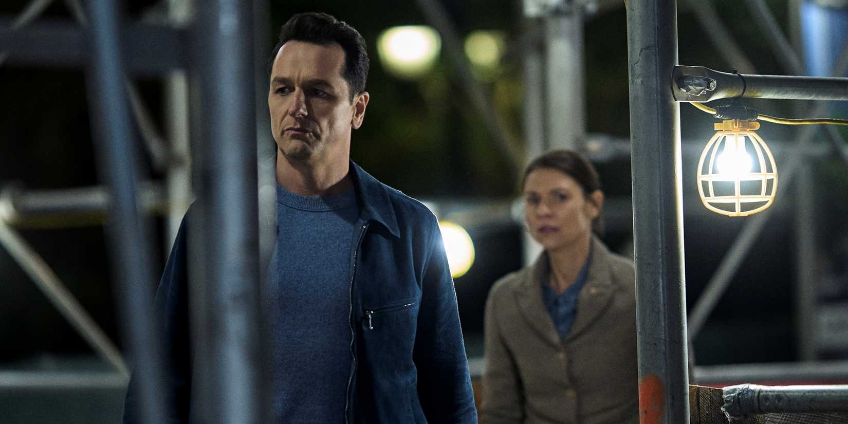 Matthew Rhys sebagai Nile Jarvis berjalan di depan Claire Danes sebagai Aggie di The Beast in Me