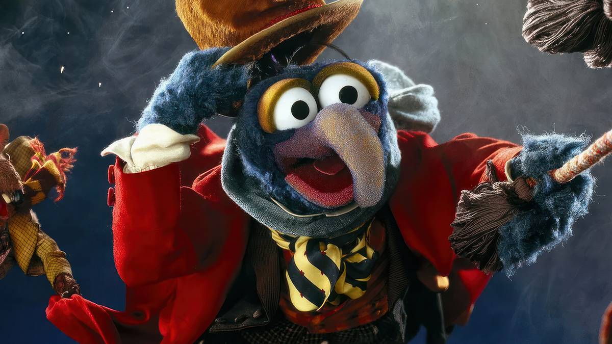 Gonzo dressed as Scrooge in The-Muppet-Christmas-Carol