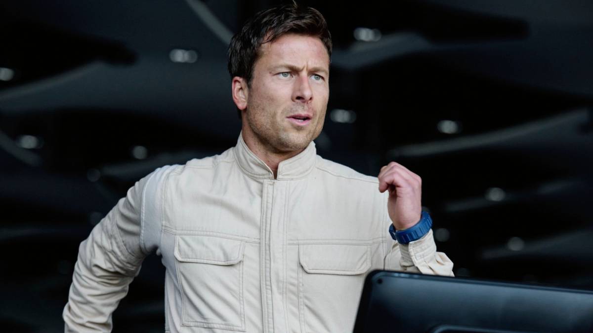 Glen Powell as Ben Richards running on a treadmill in The Running Man (2025).