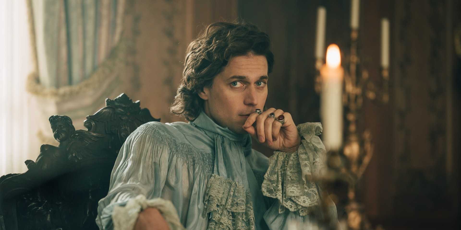 Lucas Bravo em cena de 'The Seduction'