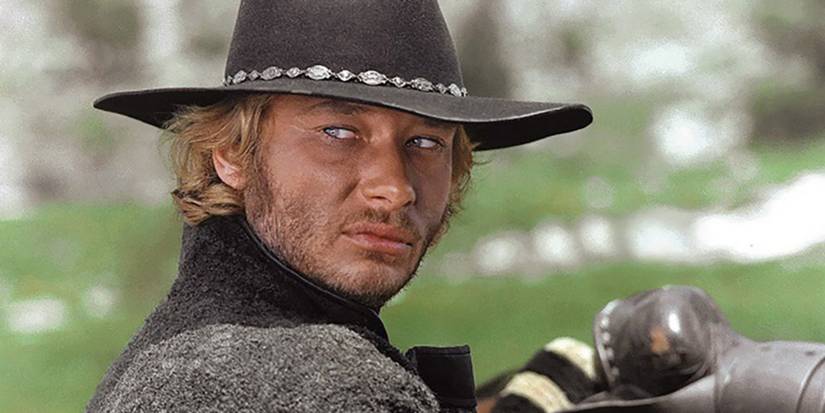 Johnny Hallyday as Hud Dixon looking backwards in 'The Specialists'
