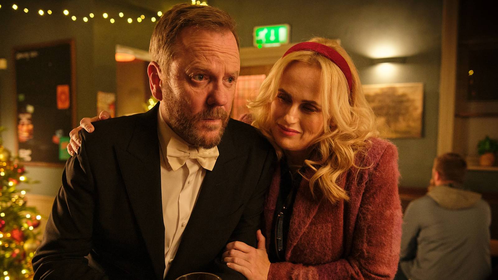 ‘Tinsel Town’ Review: Kiefer Sutherland Leads a Great British Holiday Tradition in This Meta Comedy