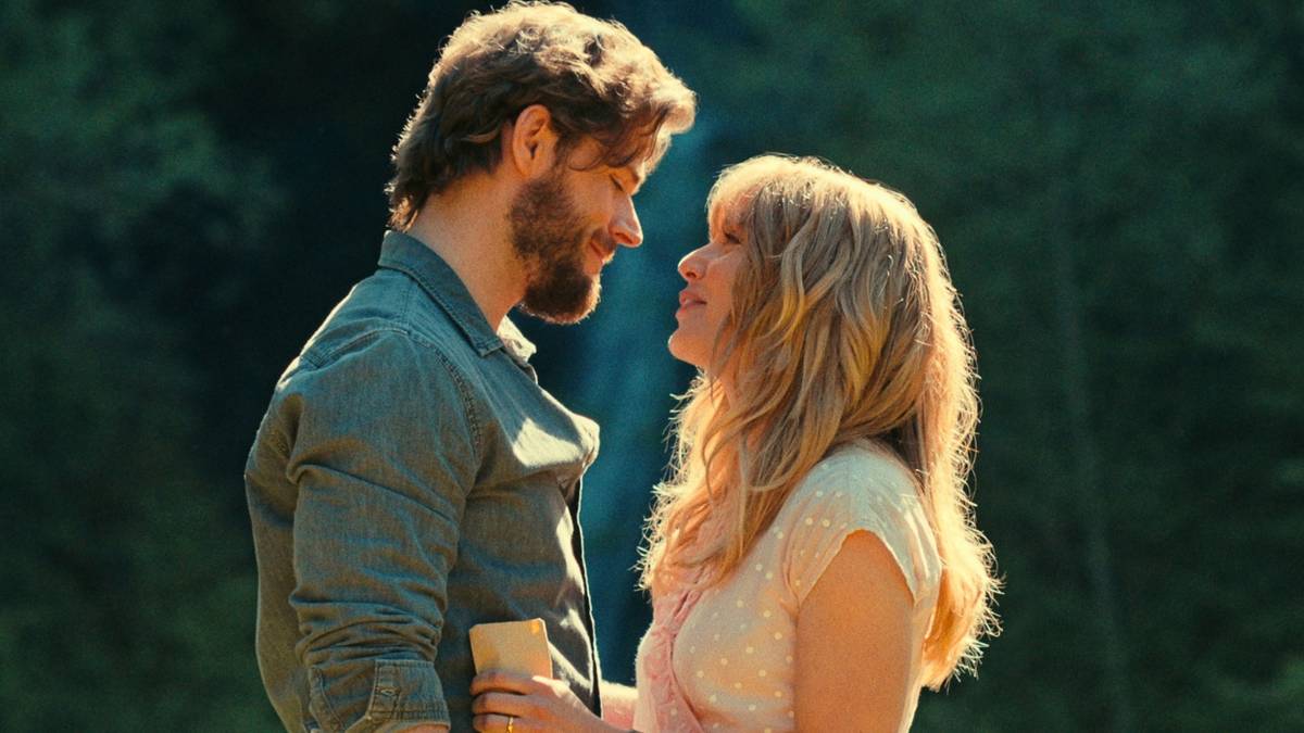 Callum Kerr as Everett and Jessica Rothe as Sarah in a flashback on 'Virgin River.'