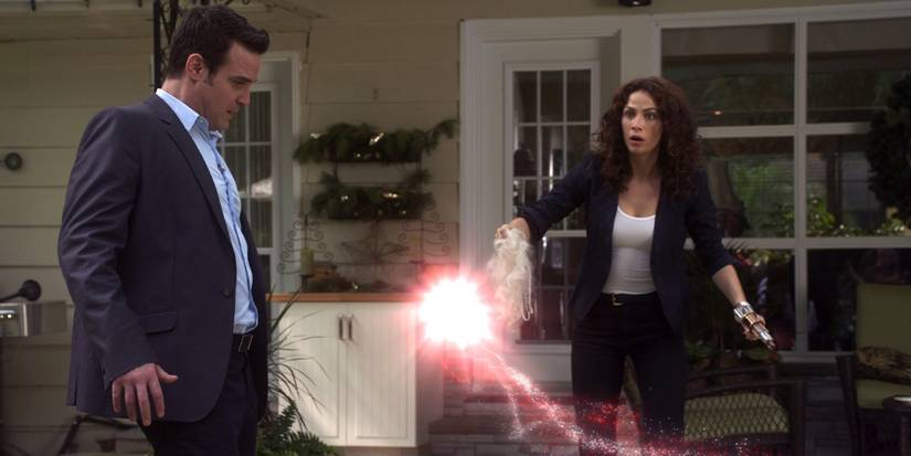 Pete Lattimer (Eddie McClintock) and Myka Bering (Joanne Kelly) try to capture a twinkling light in the 'Warehouse 13' episode "Secret Santa"