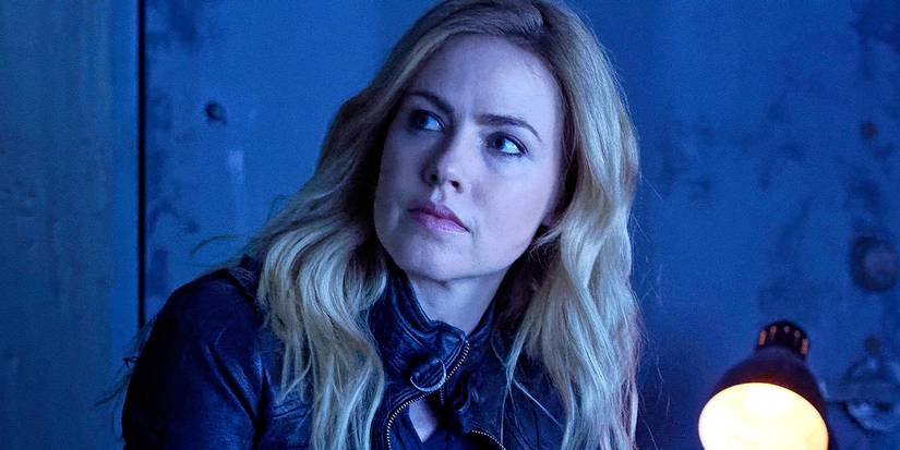 Amanda Schull's Dr. Cassandra looking behind her in 12 Monkeys 