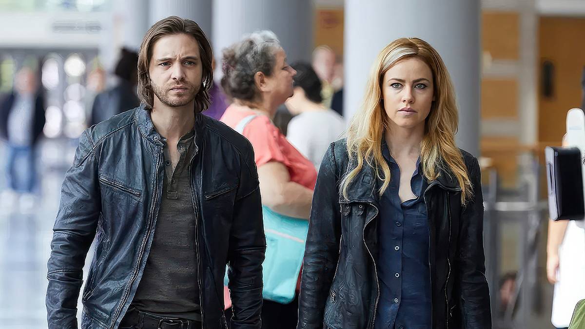 Aaron Stanford's James and Amanda Schull's Cassandra walking together in 12 Monkeys 