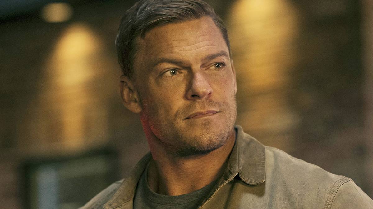 Alan Ritchson in a scene from Reacher