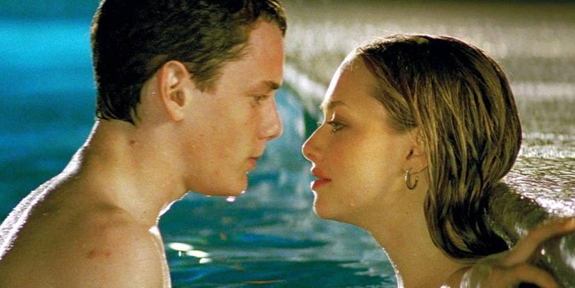 Anton Yelchin as Zack and Amanda Seyfried as Jule close to each other in a pool in Alpha Dog.