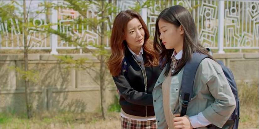 Kim Hee-sun and Kim You-jung walking together and talking in the K-drama Angry Mom